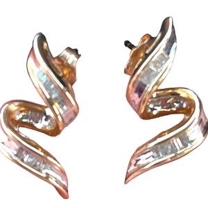 Stunning 10k solid gold Baguette diamond swirl earrings